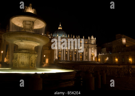 Vatikanstadt, Italien. Blick auf St. Peter Basilika in der Nacht Stockfoto