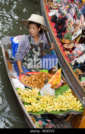 Damnoen saduak Floating Market, eine längst vergangene Lebensweise in Ratchaburi. Ein beliebter schwimmender Markt mit Anbietern von Holzbooten auf Wasserwegen in Thailand. Stockfoto