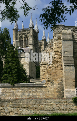 Stadt von Lincoln, England. Die Außenwände des mittelalterlichen Bischofspalast und Weinberg. Stockfoto