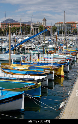 Eine Reihe von bunt bemalten Fischerboote vertäut in Nizza Hafen im Süden von Frankreich Stockfoto