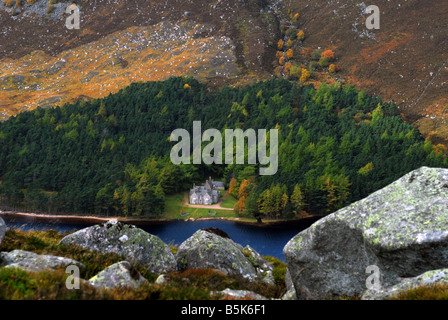 Blick über Loch Muick von Glas Allt Shiel von einem hochrangigen Fußweg Stockfoto