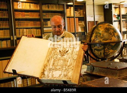 Bibliothekar der berühmten historischen Bibliothek in Jesi, Le Marche, Italien, zeigt den Stammbaum der Familie Pianetti der Stadt Stockfoto