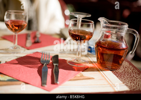 eine Karaffe mit rosa rose Wein mit Weingläsern auf eine Café-Tisch in Frankreich Stockfoto