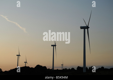 Windkraftanlagen-Farm auf Sonnenuntergang Himmel – Frankreich Stockfoto