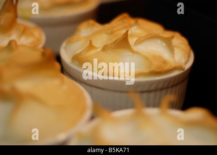 Einzelne Zitrone Baiser Kuchen backen im Ofen Stockfoto