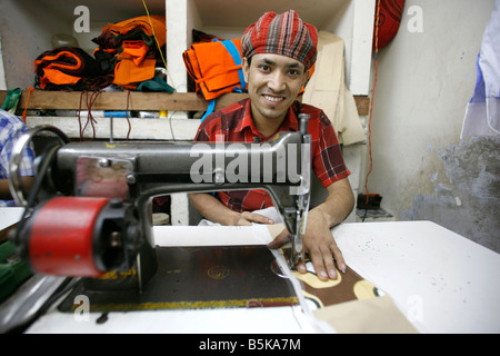 Textilarbeiter in einer kleinen Fabrik in alt-Delhi Indien Stockfoto