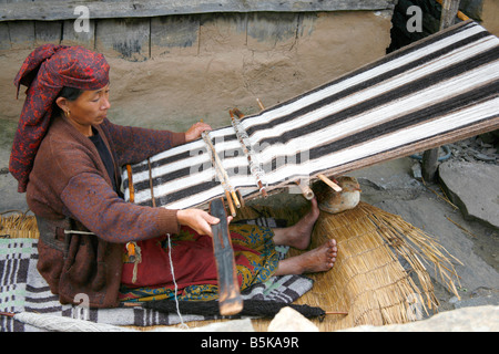 März 2008 Annapurna Nepal traditionelle Gurung Frau weben Textil auf Haus Terrasse Stockfoto