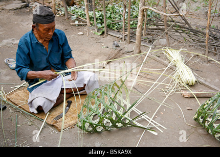 März 2008 Annapurna Nepal traditionelle Gurung Mann weben Körbe auf Haus Terrasse Stockfoto