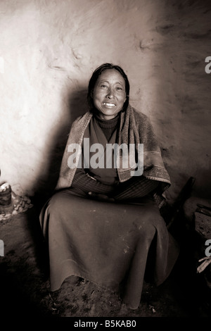 März 2008 Annapurna Nepal traditionelle Gurung Frau in ihrer Küche und Haus Stockfoto