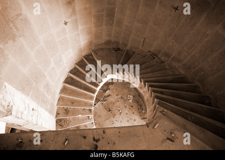 Wendeltreppe in einem verlassenen Hotel nach dem Krieg in Kroatien Stockfoto