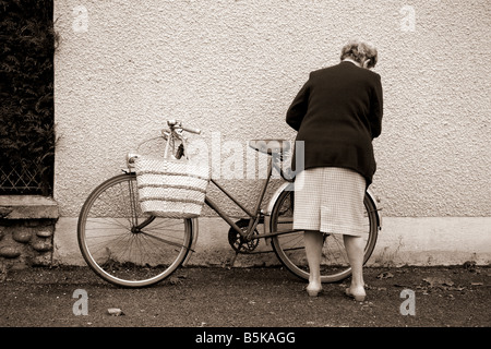 Alte Dame mit Fahrrad in Argentat Markt Correze Frankreich Stockfoto