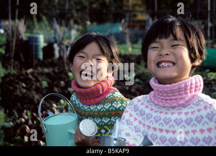 zwei chinesische Mädchen lachend in eine Zuteilung. Stockfoto