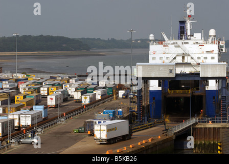 Stena Line RoRo-LKW Fähre laden Cargo bei Harwich International Port, Essex, England. Stockfoto