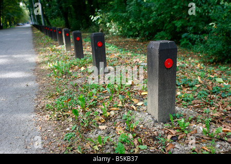 Sicherheit im Straßenverkehr Straße Seite Reflektoren trennt Strasse und Wald Weg Weg Stockfoto