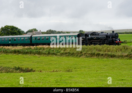 Dampfzug auf der Swanage Railway nähert sich Harmans Cross Station, Purbeck, Dorset Stockfoto