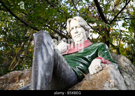 Statue des berühmten irischen Schriftstellers Oscar Wilde von Danny Osbourne in Merrion Square Dublin 2 Irland gegenüber dem Wilde lebte Stockfoto