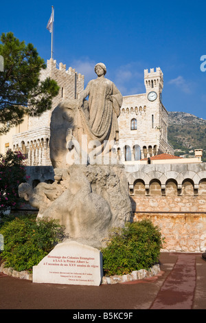 Statue zu Ehren von Prinz Albert außerhalb des Prinzen Palace, Palais Princier, Monaco-Ville, Monaco, Frankreich Stockfoto