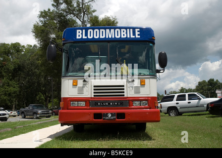 Bloodmobile in einer lokalen Kirche für Blutspenden Stockfoto