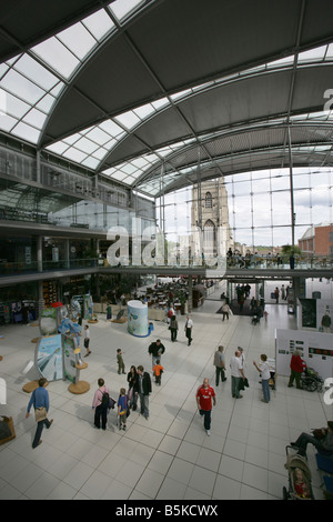 Stadt von Norwich, England. Innenansicht des Sir Michael Hopkins entwickelt Forum Gebäude bei St Peters Street. Stockfoto