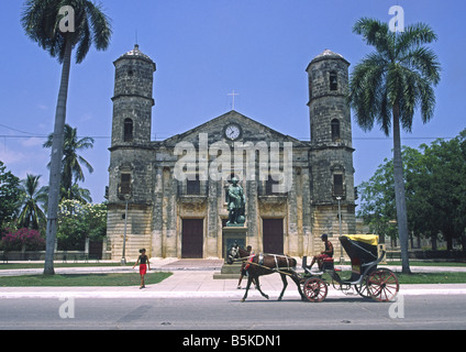 Catedral de la Cardenas und die Statue von Cristobal Columbus, Cardenas, Kuba Stockfoto