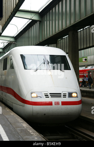 Intercity Express (ICE) Zug am Bahnhof Stockfoto