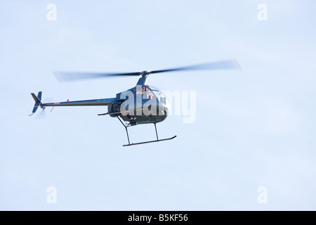 Robinson R22 Beta G-IORG Hubschrauber im Flug Airfield Sandtoft Stockfoto