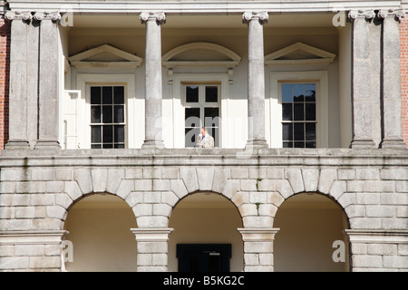 Mann, Teetrinken im oberen Hof von Dublin Castle vom Architekten Sir Edward Lovett Pearce in Dublin 2, Irland Stockfoto