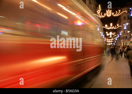 Straßenbahn auf der Istiklal Caddesi, Istanbul, Türkei Stockfoto