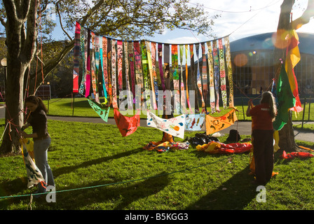 Tibetischen Stil Gebetsfahnen hängen zwischen den Bäumen auf der Wiese vor dem SchülerInnenzentrum MIT am ersten Tag der Familie am Wochenende Stockfoto