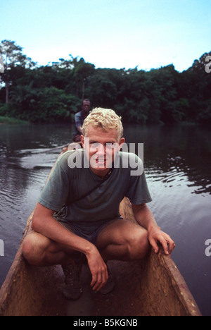 Ein Reisender überquert einen kleinen Fluss in Zaire in einem hölzernen Einbaum-Kanu Stockfoto