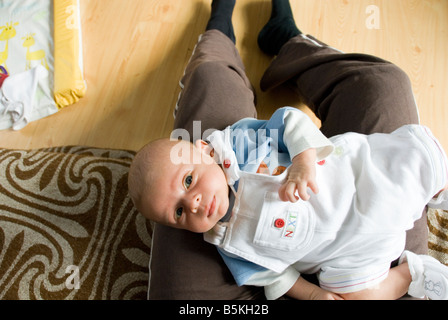 Baby Boy Joshua Kailas Hudson Alter 7 Wochen liegen auf Mütter Knie Mütter Sicht schauen nach unten Stockfoto