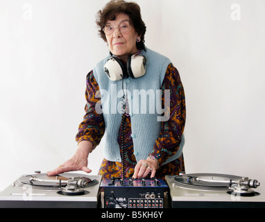 ein sehr funky senior dj Kratzer Stockfoto