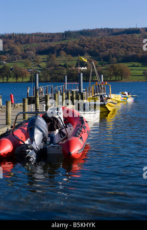 Ein rotes Zodiac Rib und gelb Rescue Boot ankern zum Pier auf Coniston Water bei Time Trials Lake District National Park Cumbria UK Stockfoto