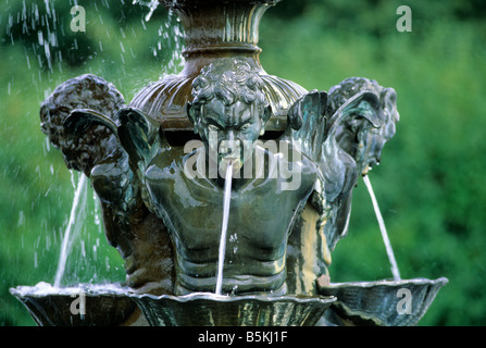 BRUNNEN IN ELOISE BUTLER WILDBLUMEN GARTEN IN DER NÄHE VON LAKE HARRIET, MINNEAPOLIS, MINNESOTA. SOMMER. Stockfoto