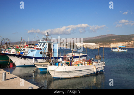 Boote im Hafen von Agios Georgios St. George's in Kap Drepanum Drepano an der Westküste Zyperns mit Akamas-Halbinsel Stockfoto