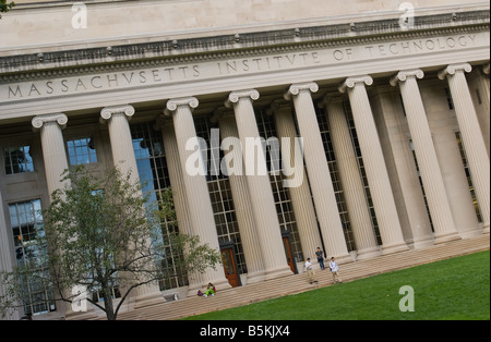 Die Fassade des Gebäudes 10 auf dem Campus des Massachusetts Institute of Technology in Cambridge MA 9 29 08 gesehen Stockfoto