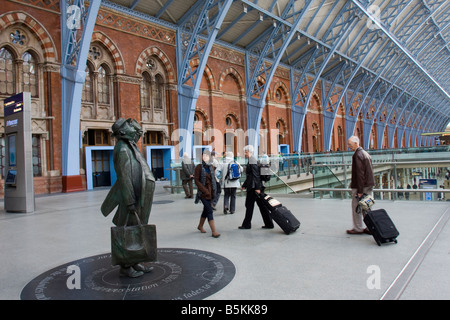 St Pancras International Bahnhof mit Sir John Betjeman statue Stockfoto