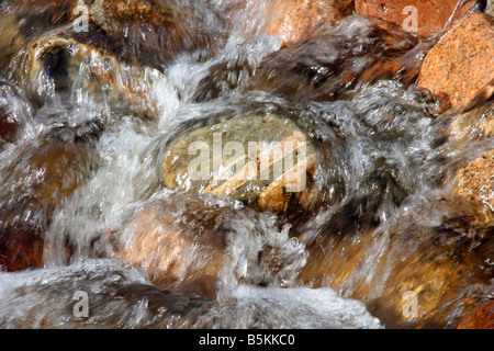 Wasser fließt über Steinen im Fluss Stockfoto