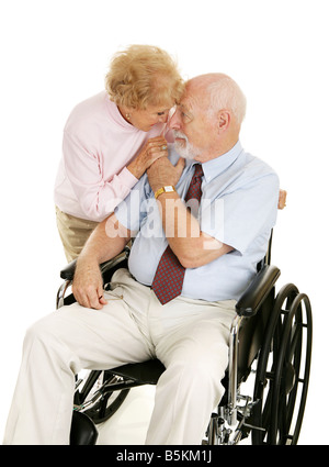 Älteres paar Frau zu lieben, ist fürsorglich für ihren Mann, der an den Rollstuhl isoliert auf weiß beschränkt ist Stockfoto