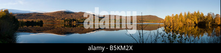 Panorama von Loch Alvie Autmn Farben und ruhige Reflexion der schneebedeckten Berge zeigen Stockfoto