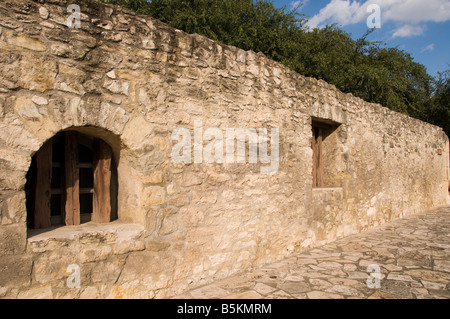 Fenster in Baracken Wand neben der Alamo, Innenstadt von San Antonio, Texas. Stockfoto