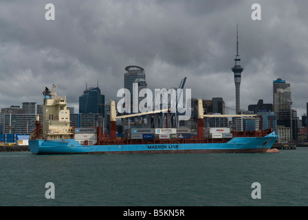 Die Maersk Fukuoka, ein Containerschiff in den Hafen von Auckland, Nordinsel, Neuseeland. Schiffe Container zwischen Neuseeland und Pazifische Inseln. Stockfoto