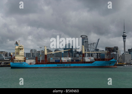 Die Maersk Fukuoka, ein Containerschiff in den Hafen von Auckland, Nordinsel, Neuseeland. Schiffe Container zwischen Neuseeland und Pazifische Inseln. Stockfoto