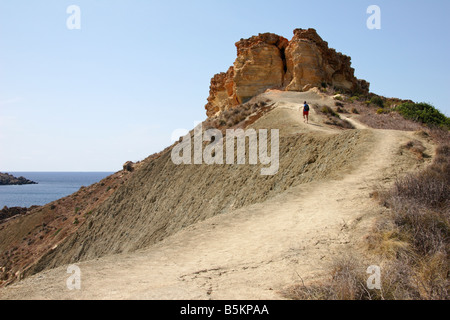 Eine Klippe Weg um "Ghajn Tuffieha Bay" in Malta Nordwest. Stockfoto