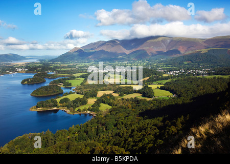 Derwent Water mit Keswick und Skiddaw im Spätherbst von Walla Crag, "Lake District" Cumbria England UK Stockfoto