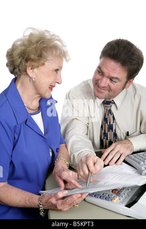 Eine ältere Frau Hilfesuchenden mit ihren Steuern vom Buchhalter isoliert auf weißem Stockfoto