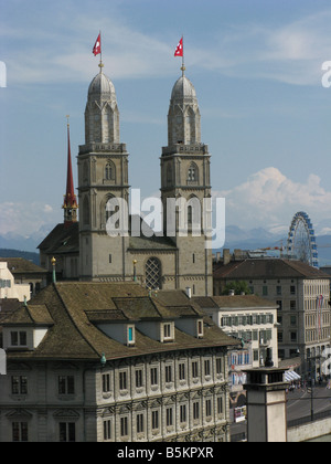 Das Zürcher Grossmünster mit seinen zwei Türmen in der Nähe des Flusses Limmat Stockfoto