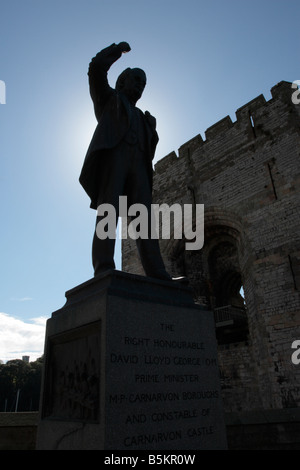 Statue von W Goscombe John RA von David Lloyd George außerhalb Carnarvon Castle, Wales Stockfoto