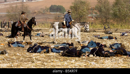 Tote Soldaten auf dem Schlachtfeld Stockfoto