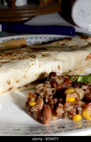 Burrito mit Bohnen, Reis und Mais in weißen Corelle Teller. Stockfoto